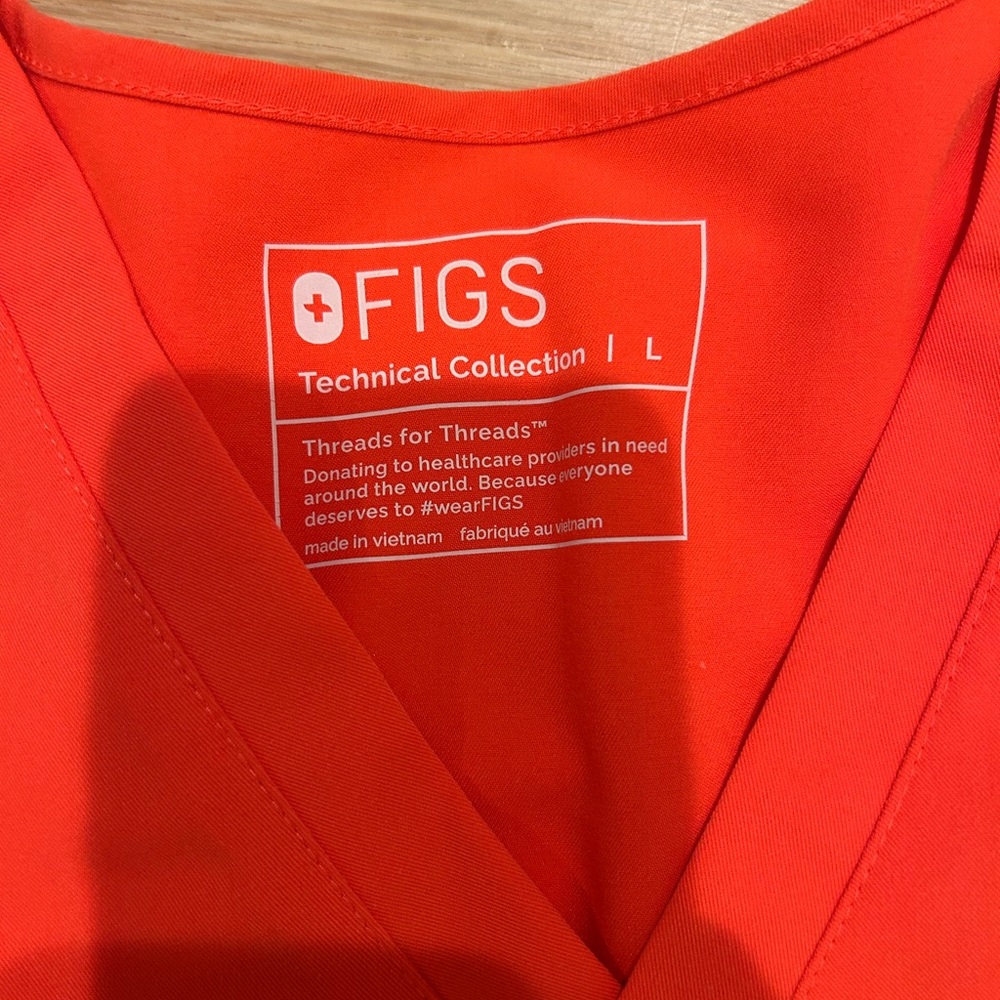 Figs Vibrant Coral Scrub Set - Picture 2 of 3